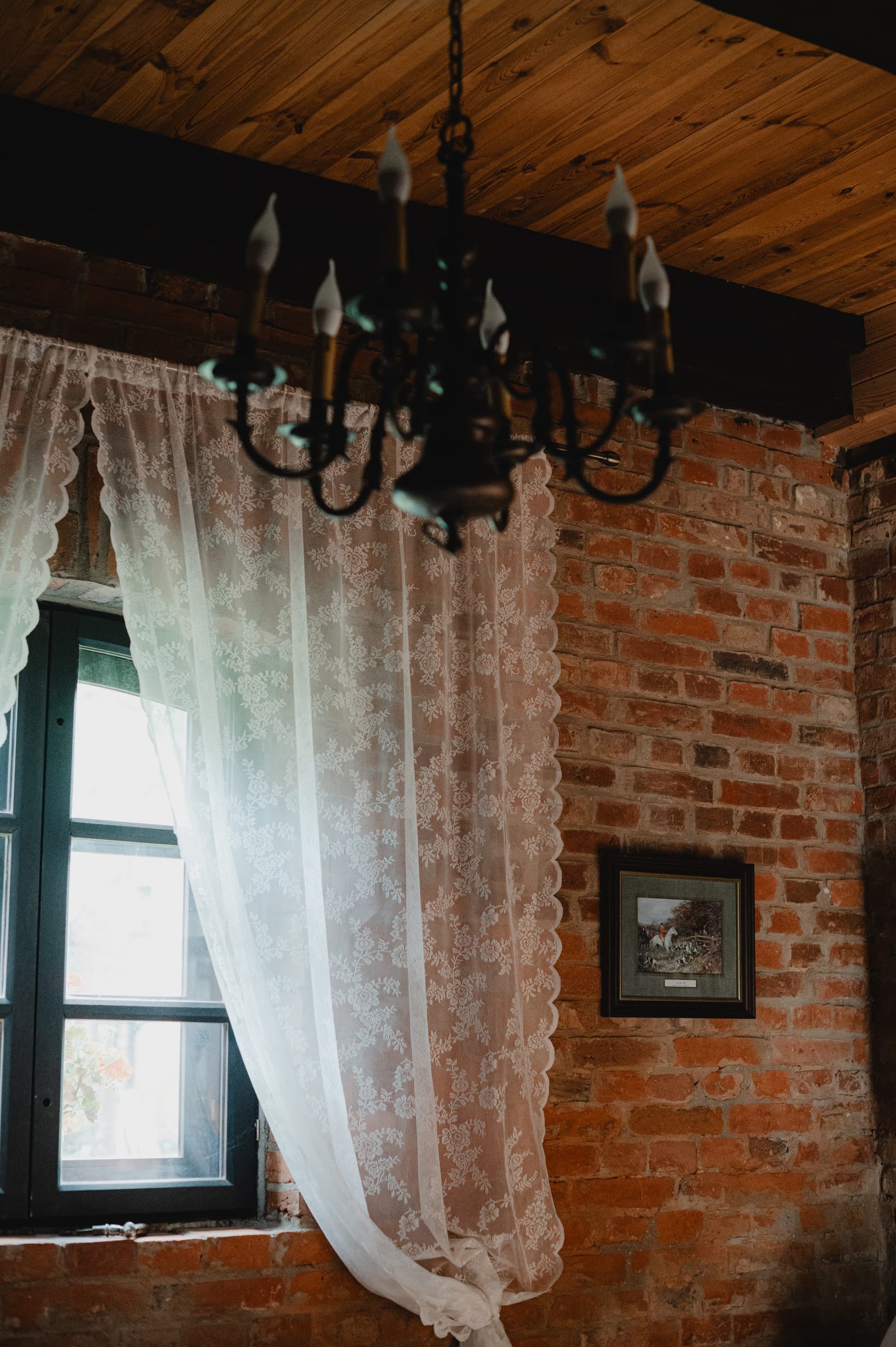 Pokój z ceglaną ścianą w stajni