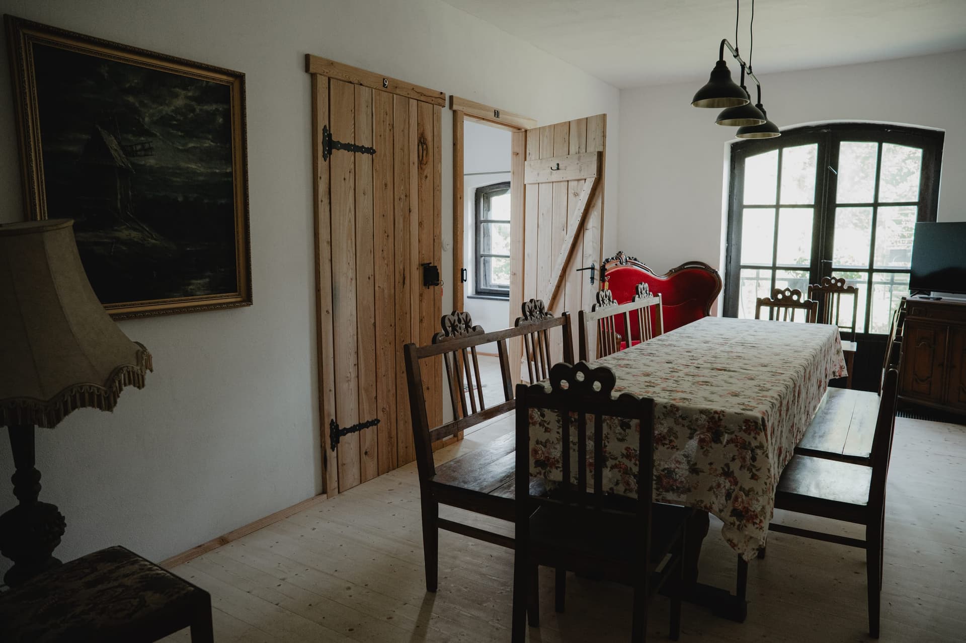 Sala w zabytkowej stajni przygotowana na przyjęcie
