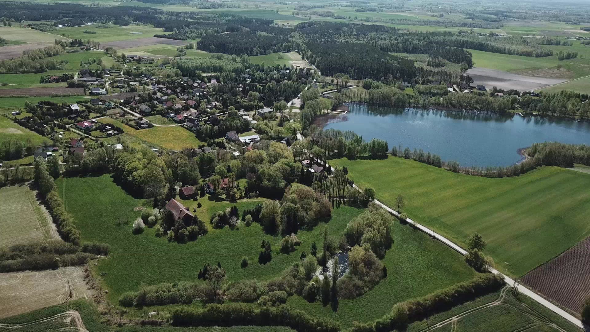Spokojna sceneria nad jeziorem