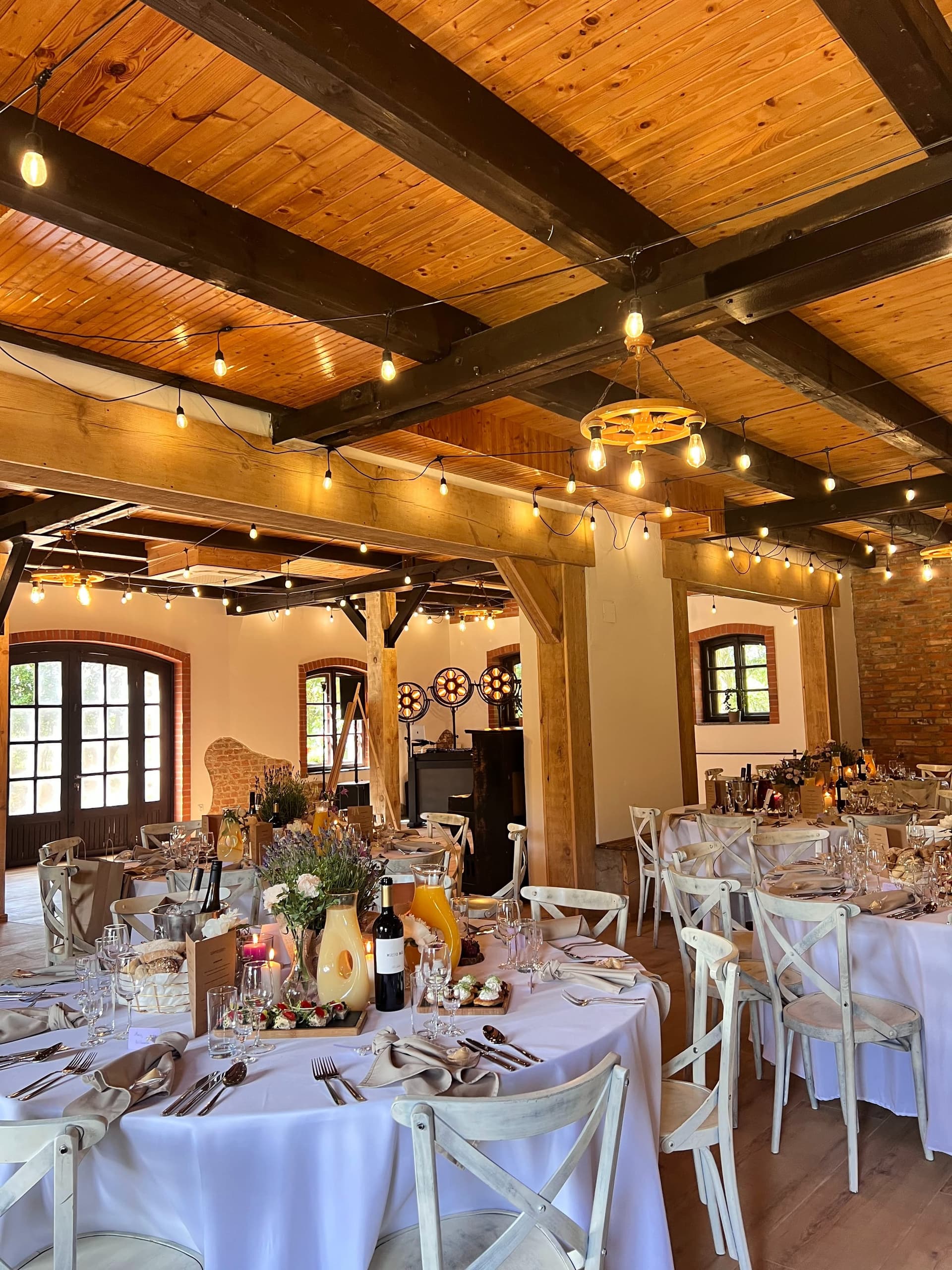 Sala weselna w zabytkowej stajni