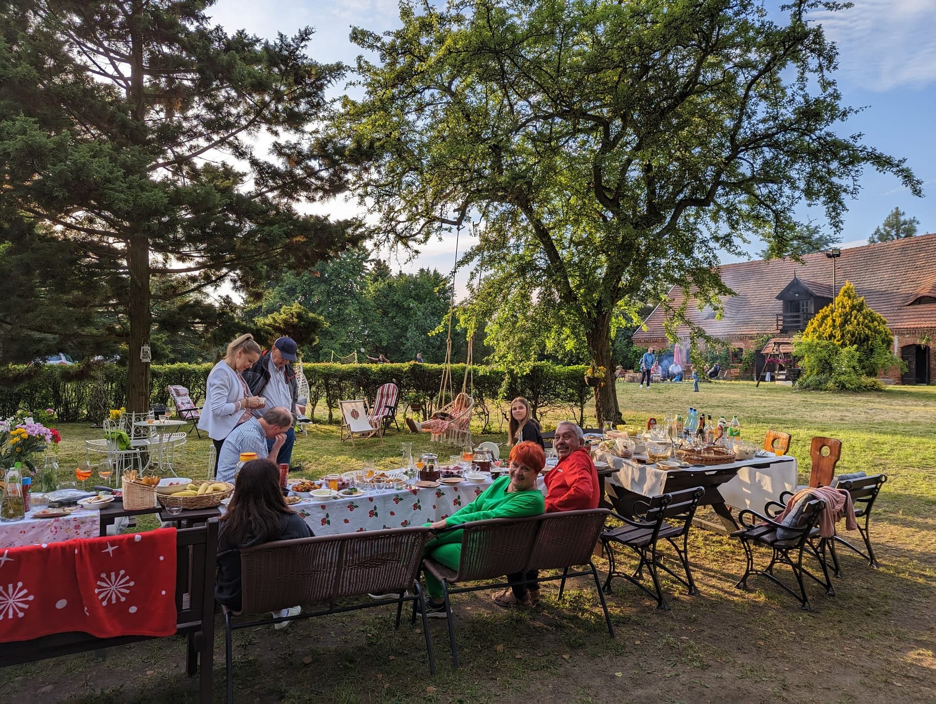 Przyjęcie urodzinowe w ogrodzie Modrzewiowego Dworku